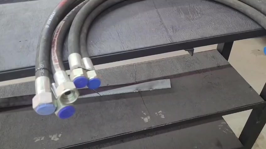Mangueiras montadas com terminais metálicos, em imagem extraída do vídeo enviado pela Noroeste